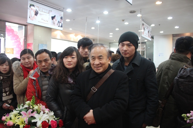 等待簽名售書(shū)的聽(tīng)眾