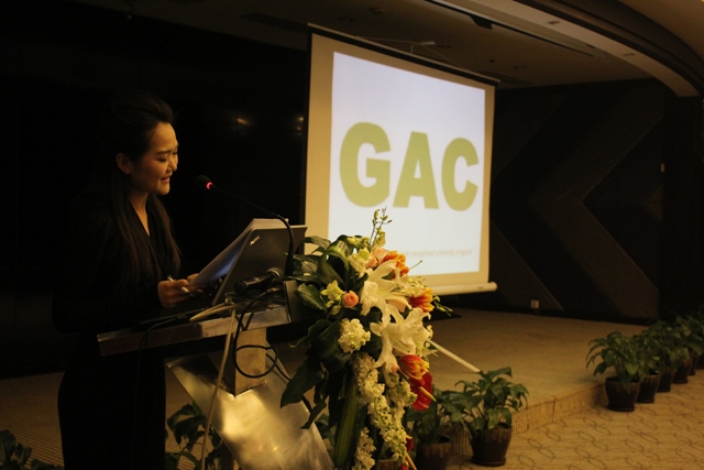 發(fā)布會(huì)開(kāi)始，教育廣播女主播子楊現(xiàn)場(chǎng)主持