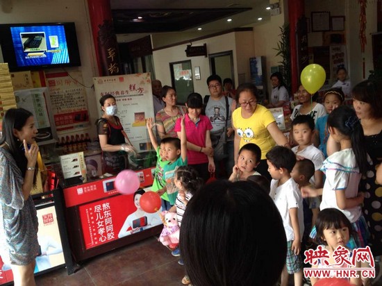 活動(dòng)開始前，1066城市之聲的主持人跟孩子們進(jìn)行現(xiàn)場(chǎng)互動(dòng)。