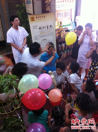 活動(dòng)開始了，濟(jì)華中醫(yī)館的保健按摩專家李老師為大家講解如何有效預(yù)防青少年近視。