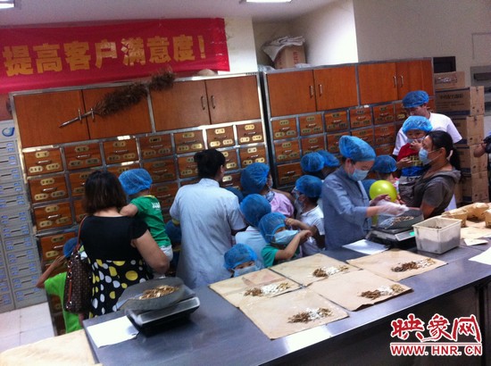 　　接下來，要進(jìn)入到有中醫(yī)“博物館”之稱的中藥房去探秘啦！藥房那些小抽屜里面裝的是什么？孩子們很好奇