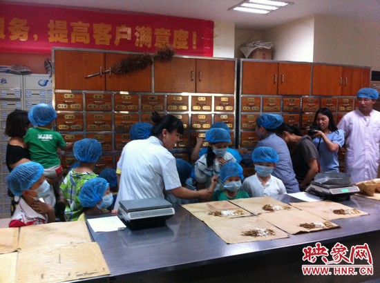 咦，藥房里的叔叔阿姨他們從小抽屜里拿出的藥又是什么？這些中藥放在一起有什么功效呢？