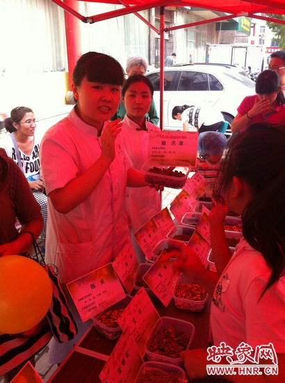 這是什么一，那又是什么？小腦袋不停的在思索，而小手和小鼻子也沒閑著，時(shí)不時(shí)地摸一摸、聞一聞！