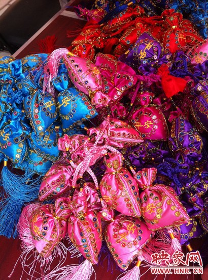 孩子們的好奇心得以大大的滿足，接下來就要裝香囊啦，你看，五顏六色的香囊多漂亮！