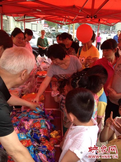 中醫(yī)館裝備了防蚊蟲、預(yù)防手足口等四個(gè)藥方，并把這些藥磨成粗粉，每個(gè)孩子把不同藥方粉裝如香囊?guī)Щ丶? complete=