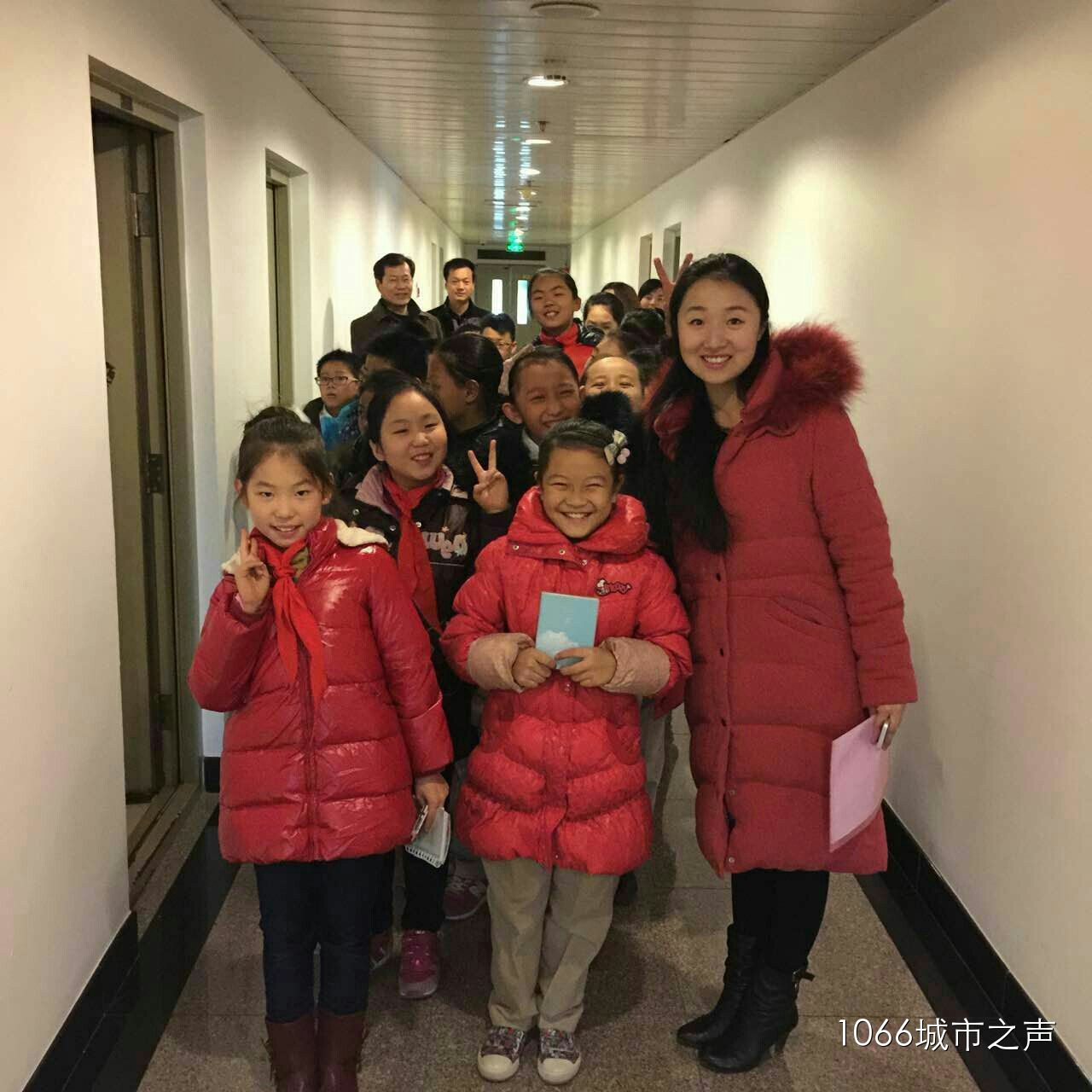 簽字和揭牌儀式后，教育廣播（城市之聲）主持人“卷卷貓”帶領“小主持人”走進河南廣播大廈