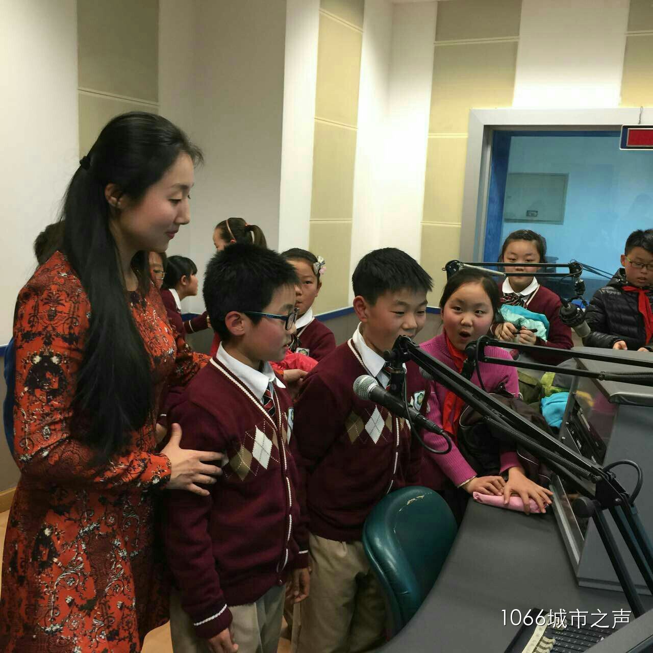 “好激動，好激動”！天天上學、放學都從廣播大廈經(jīng)過，今天終于進來了！