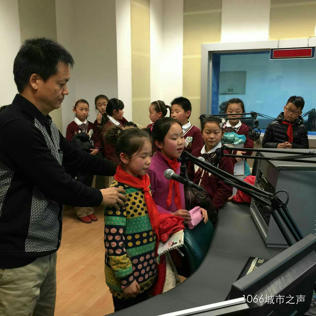 現(xiàn)場接受播音指導，有模有樣耶！