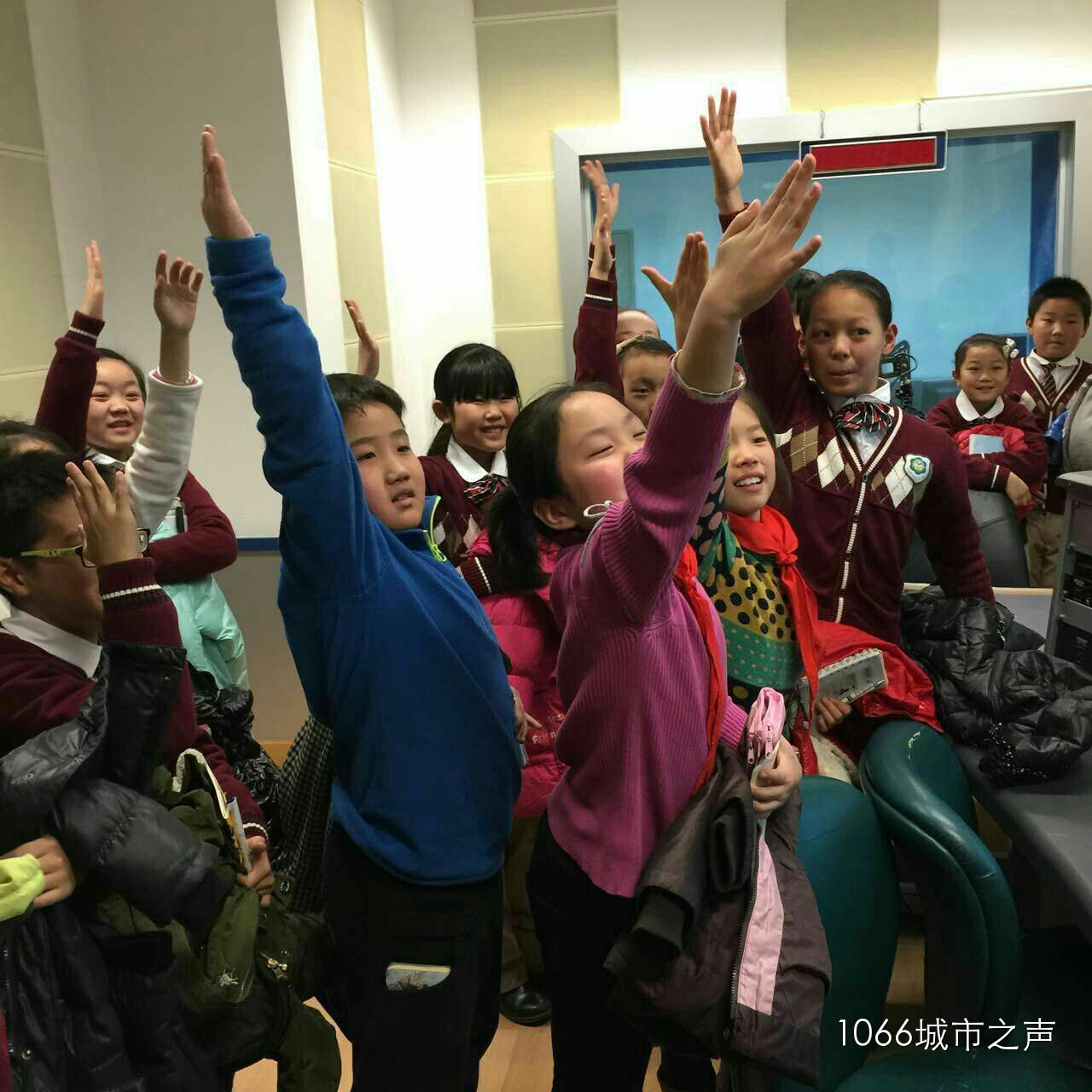 第一次體驗話筒前的感覺，同學們爭先恐后！