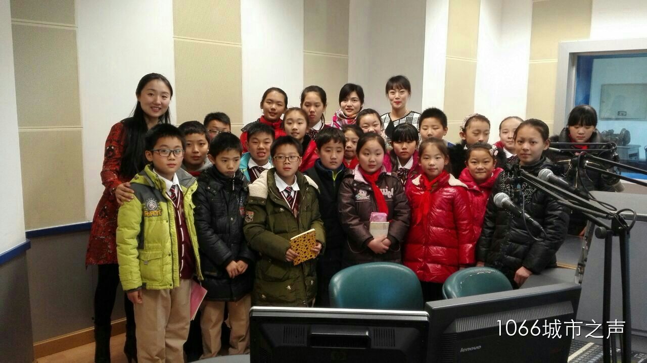 跟電臺的主持人和老師們的大合影！真是難忘的一天?。? complete=