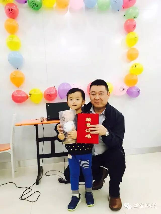 我是小小銀行家，來(lái)跟行長(zhǎng)合個(gè)影哦