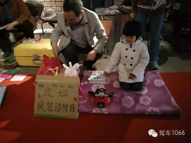 這位小老板的攤位擺的有模有樣的，不過旁邊這位酷爸怎么這么眼熟？