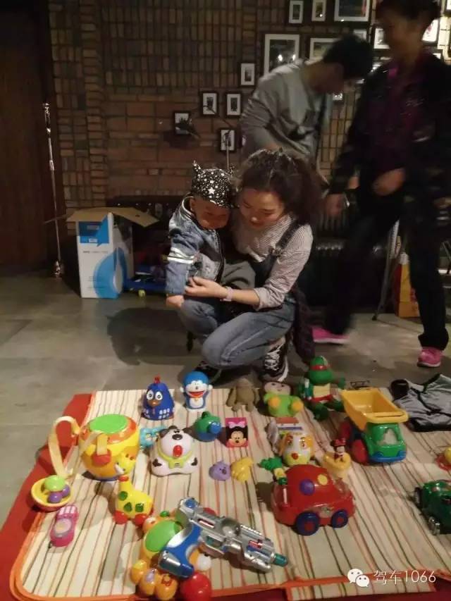 本次活動最小的小老板，最后放大招了，玩具隨便拿，這壕情也沒sei了！