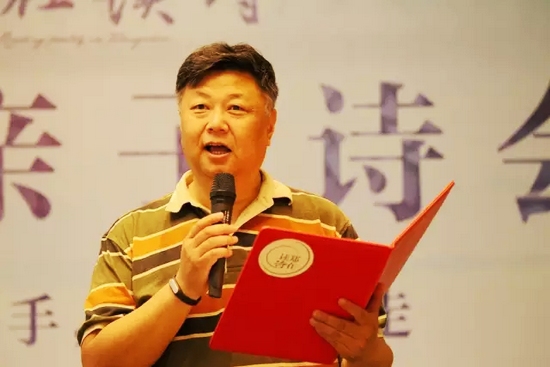 第一個(gè)節(jié)目便是重磅，大象融媒·欣欣象融網(wǎng)絡(luò)科技公司董事長(zhǎng)魏峰帶來(lái)沈浩波的作品《在夏天時(shí)想起秋天》