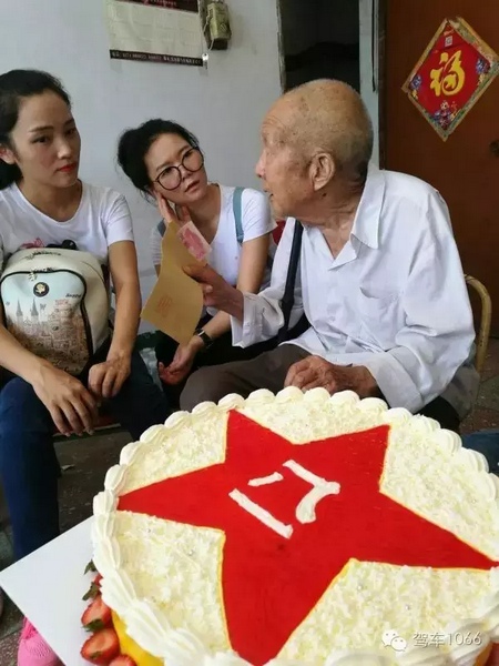 二姐們認真聽老兵講抗戰(zhàn)的故事，老人年事已高，記憶都是轟炸！轟炸！轟炸！