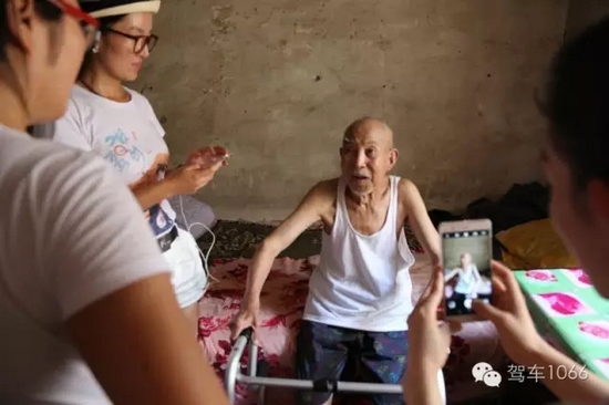 老兵老兵，你的勛章呢，國家給你的那個？