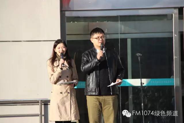 主持人肖震、陳藝主持活動