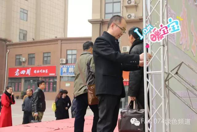 寒江副總監(jiān)親力親為，事無巨細(xì)。偶像真是暖暖惹人愛呢！