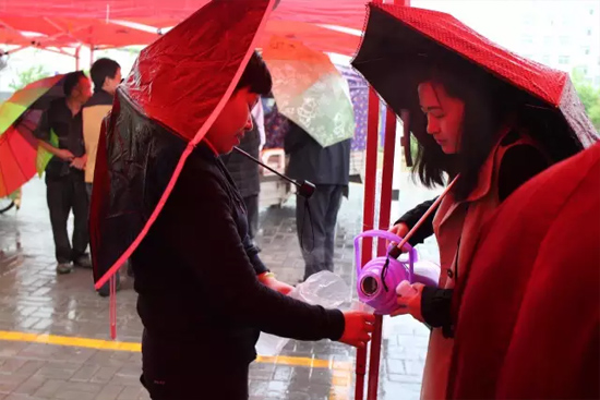 在寒冷的天氣中，為了能讓專家大夫們喝上熱水，紅改主任與柳青不斷的給大家添水。