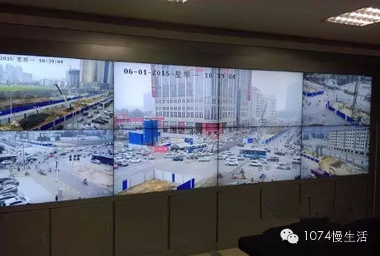 通過(guò)監(jiān)控人員操控“電子眼”調(diào)整焦距，可以看到整個(gè)工地全景