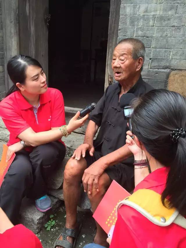 84歲的李隨義老人說起當(dāng)年皮定均帶領(lǐng)的八路軍進(jìn)村護(hù)民，十分動(dòng)容