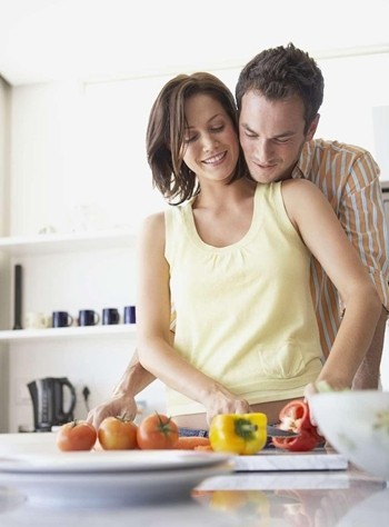 反其道而行，也對他若即若離