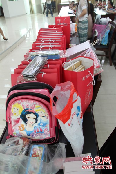 愛(ài)心人士給孩子們準(zhǔn)備的禮物