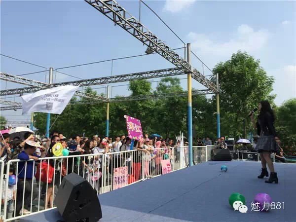 輕輕躍起、優(yōu)美身段，新聞小姐李江