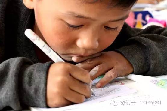 小手黑黑的，像是很少洗