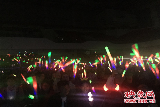 當(dāng)晚現(xiàn)場約2500個座位全場爆滿，還有全國各地歌迷會趕來的歌迷們。