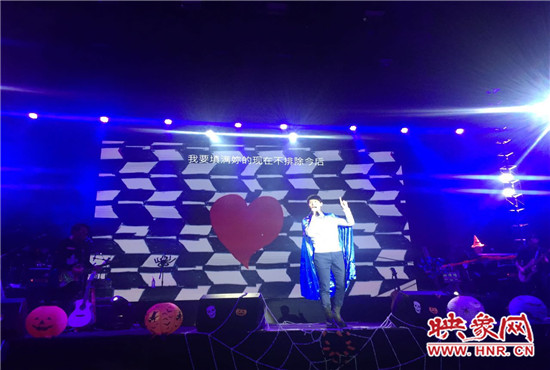 嚴(yán)爵及相信音樂旗下其他藝人賣力演出。