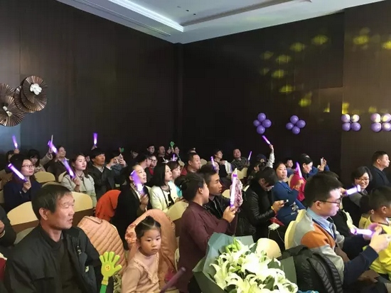 中午13:00多，觀眾陸續(xù)入場(chǎng)