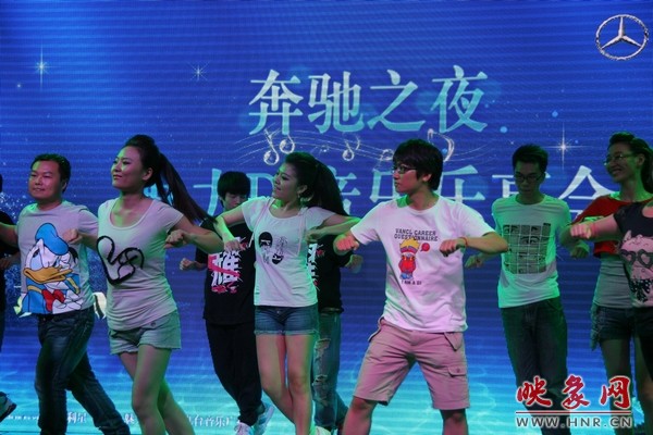 熱情洋溢的開(kāi)場(chǎng)舞，DJ們?nèi)硇耐度? complete=