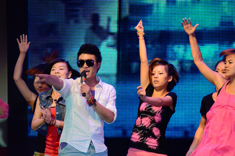 嗨！《我們一起聽歌吧》魅力881河南音樂廣播 DJ帥天 演唱曲目：《找自己》 帥呀！！