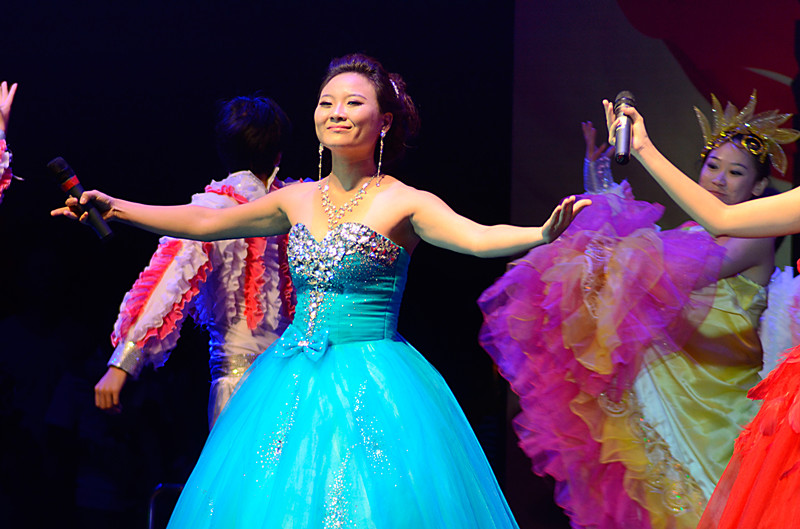 魅力881河南音樂廣播 音樂編輯 三大女高音之一  閆婷婷 演唱曲目：《為祖國(guó)干杯》