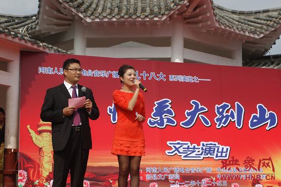 演出現(xiàn)場主持人向老人們表達(dá)節(jié)日的問候。