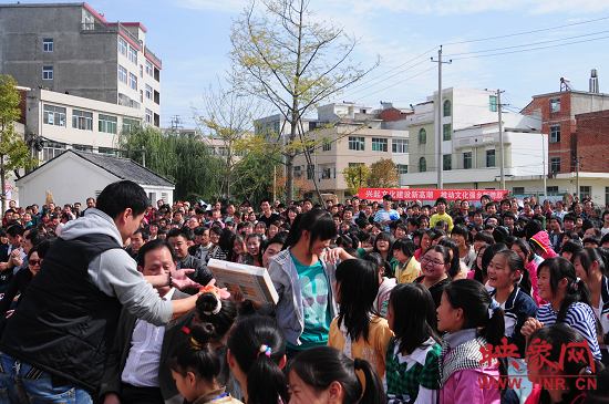 演出現(xiàn)場觀眾積極參與、氣氛熱烈。