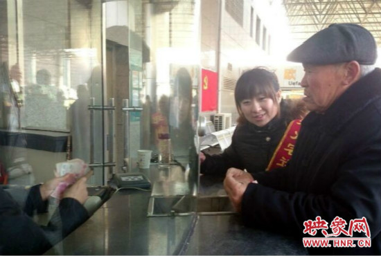 在陳思蕊的積極幫助下，老人順利的買到了發(fā)往合肥的5張車票。