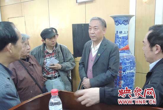 講座結(jié)束后，聽眾向戚建莊提問。