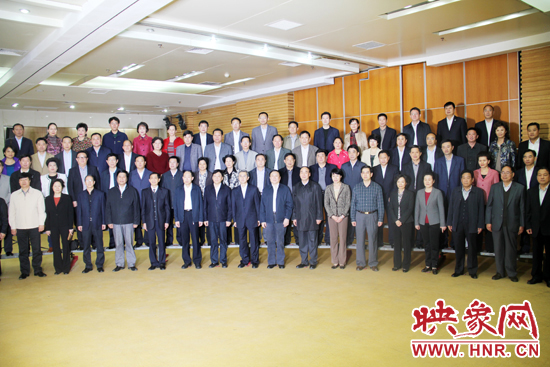 中國工會十六大河南代表團(tuán)啟程赴京參會\參會代表和與會領(lǐng)導(dǎo)合影留念
