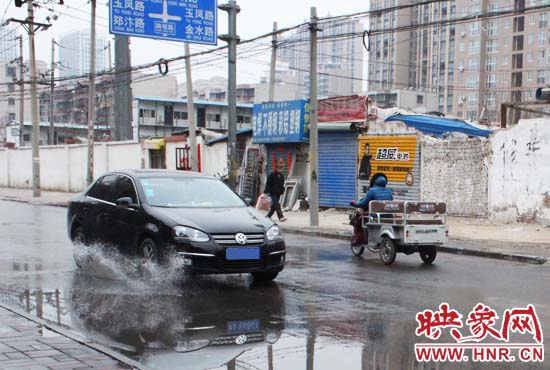 機(jī)動(dòng)車路過(guò)，濺起一米多高的水花