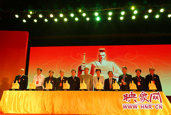 與會(huì)嘉賓一起見證歷史、啟動(dòng)論壇