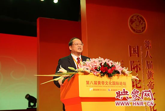 臺(tái)灣大學(xué)哲學(xué)系教授、美國(guó)耶魯大學(xué)哲學(xué)博士傅佩榮做演講