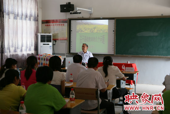 40余名教師認真聆聽講座。