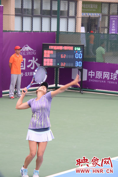 比賽中，發(fā)球瞬間