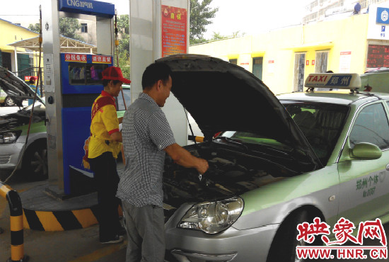 服務(wù)區(qū)設(shè)有四機八槍加氣設(shè)備，日供氣量4萬立方米，可以同時給8臺出租車加氣。