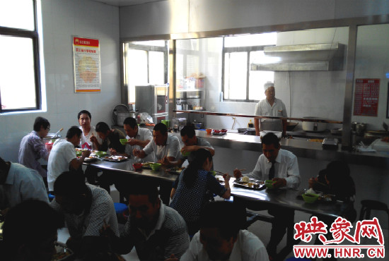 剛到中午，餐廳里就坐滿了加氣之后吃飯的的哥。