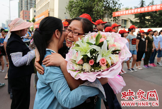 考試結束，考生與家長深情的擁抱