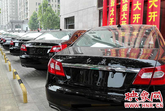 路邊一棟樓上懸掛著二三十條紅色條幅，全部是祝賀一家公司開業(yè)的。