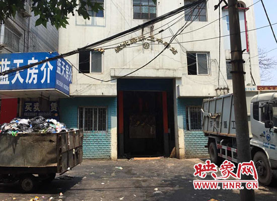 城北路環(huán)衛(wèi)中轉(zhuǎn)站門(mén)前的垃圾車(chē)裝滿了生活垃圾，腐臭味撲面而來(lái)